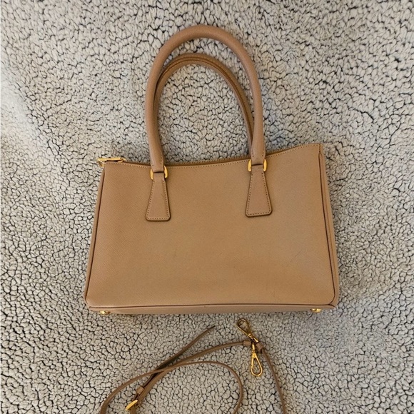 Prada Cammeo Saffiano Lux leather Bag medium authentic slightly used with strap - Picture 4 of 16